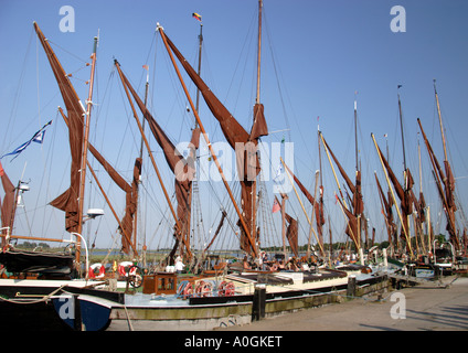 Les Barges de la Tamise à perte de vue Banque D'Images