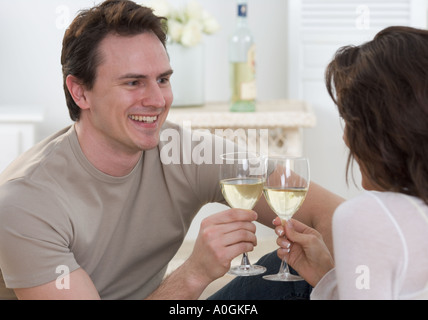 Avec quelques verres de vin blanc Banque D'Images