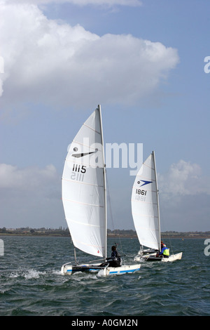 Une paire de du Catamaran sur le fleuve Backwater Essex Banque D'Images