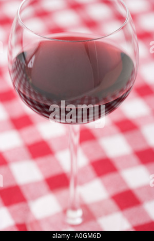 Verre de vin sur la nappe à carreaux Banque D'Images