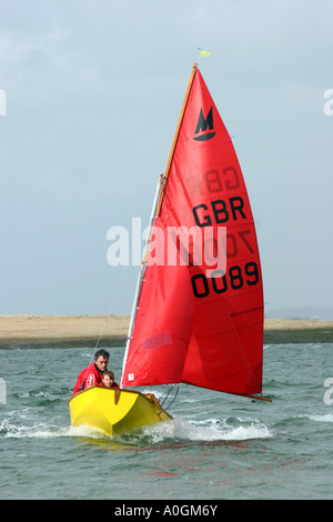Dingy miroir avec un voile rouge Banque D'Images