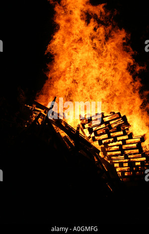 Grand feu flammes lumineuses buring Banque D'Images