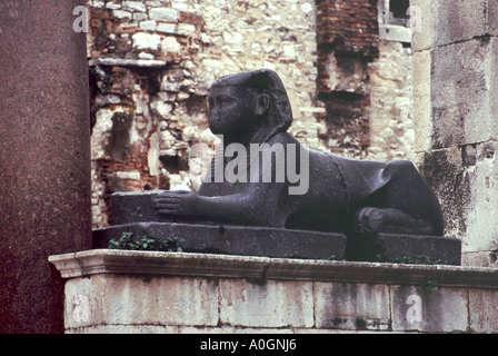 Sphinx égyptien à saint Domnius Cathédrale, le palais de Dioclétien à Split, en Dalmatie, Croatie Banque D'Images