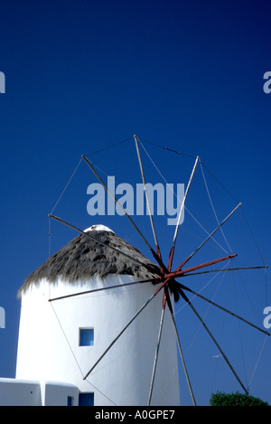 Les célèbres moulins à vent peint en blanc sont un must pour les touristes sur l'île grecque de Mykonos Banque D'Images