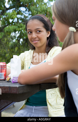 Teenage girls at picnic table Banque D'Images