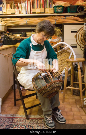 Femme dans son atelier de panier en osier Banque D'Images