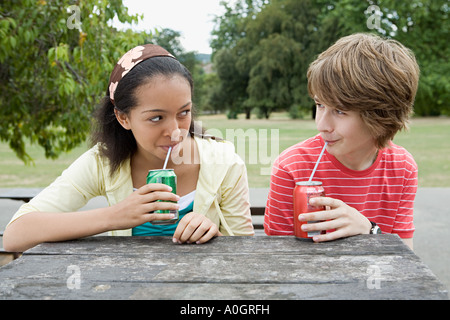 Couple de boire des boissons gazeuses Banque D'Images