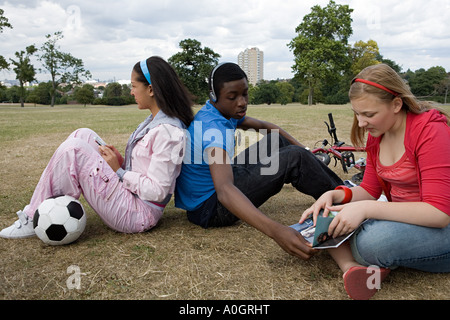 Les adolescents dans le parc Banque D'Images