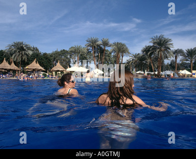 Piscine à débordement, Jolie Ville Hotel, Luxor, Egypte Banque D'Images