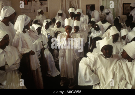 Service d'église pour enfants britanniques noirs. La Fraternité de la Croix et de l'étoile, côté mousse Liverpool 1990s UK HOMER SYKES Banque D'Images