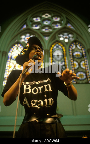 Né de nouveau Christian. Church of God of Prophecy un membre du chœur interprète un hymne solo le dimanche matin service London. ANNÉES 1990 ROYAUME-UNI HOMER SYKES Banque D'Images