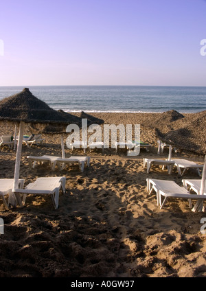 Parasols et transats sur la plage de La Cala de Mijas, Mijas Costa, Costa del Sol, Espagne, Europe, Banque D'Images