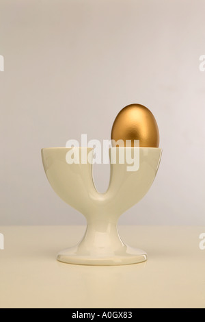 Or unique oeuf DANS DOUBLE WHITE EGG CUP Banque D'Images