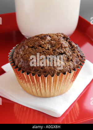 Un muffin au chocolat avec un verre de lait Banque D'Images