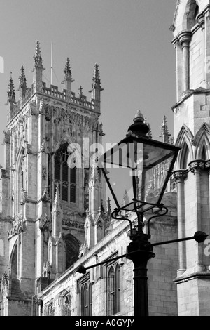Tour à York Minster avec une lampe à gaz dans l'avant-plan Banque D'Images