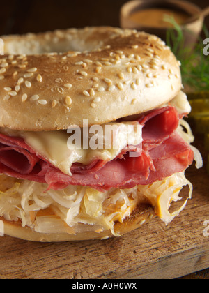 Le corned-beef Ruben bagel Banque D'Images