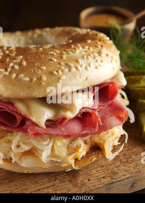 Le corned-beef Ruben bagel Banque D'Images