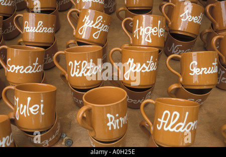 Lituanie Vilnius mugs affichant des noms Chrétiens lituaniens à un marché de l'artisanat Banque D'Images