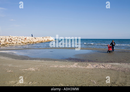 Ville de LARNAKA PLAGE EN FACE DE L'BOUTIQUES ET RESTAURANTS À CHYPRE. Avec CIEL BLEU EN HIVER, VOUS POUVEZ TOUJOURS MARCHER LE LONG DE LA PLAGE Banque D'Images