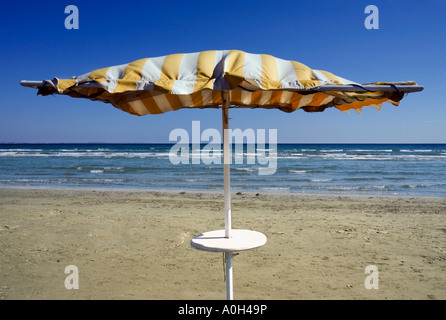 Un seul et même SUR LA PLAGE EN FACE DE LA VILLE DE LARNAKA BOUTIQUES ET RESTAURANTS, CHYPRE Banque D'Images