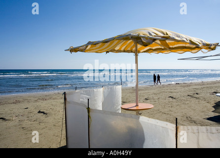 Deux personnes À PIED LE LONG DE LA PLAGE DE LA VILLE DE LARNAKA EN FACE DES BOUTIQUES ET RESTAURANTS, CHYPRE Banque D'Images