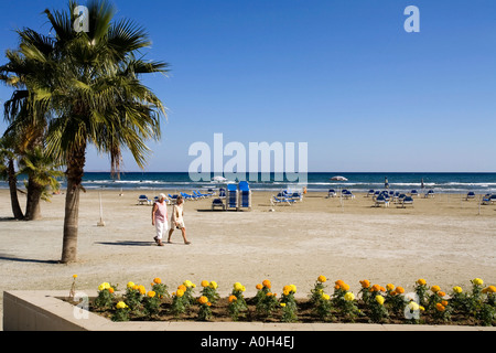 Ville de LARNAKA PLAGE EN FACE DE L'BOUTIQUES ET RESTAURANTS CHYPRE Banque D'Images