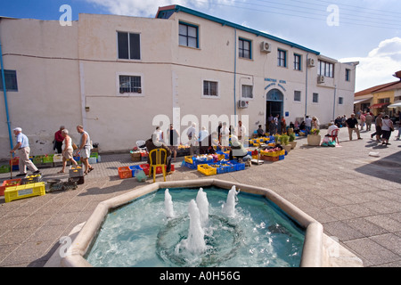 Le BÂTIMENT ABRITANT LE MARCHÉ COUVERT À Paphos, Chypre AVEC LES VENDEURS DU MARCHÉ DU MARCHÉ DES PRODUITS DE PLEIN AIR LE LONG DU MUR Banque D'Images