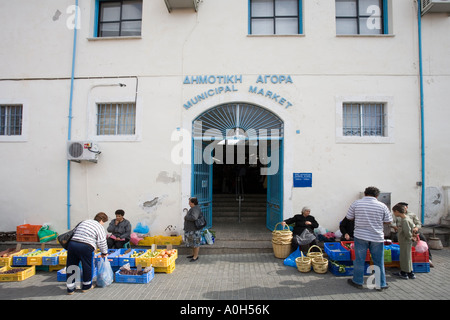 L'ENTRÉE DE LA PISCINE MARCHÉ MUNICIPAL DE Paphos, Chypre, AVEC LES VENDEURS DU MARCHÉ DU MARCHÉ DES PRODUITS DE PLEIN AIR ET D'AUTRE Banque D'Images