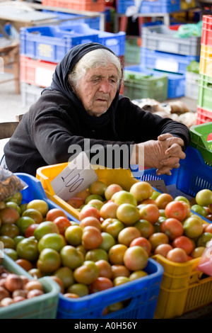 Une femme en noir, TRADITIONNEL AU MARCHÉ DANS LE CENTRE-VILLE DE L'ANCIENNE Paphos, Chypre Banque D'Images
