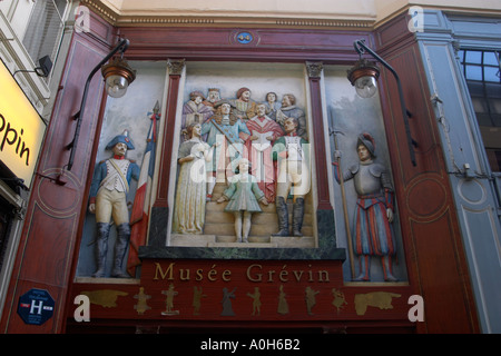 Façade en bois sculpté du Musée Grévin Paris France Banque D'Images