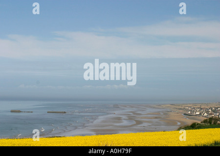 À l'est de St viennent de Fresne sur Gold Beach avec port artificiel Mulberry B visible à distance Normandie France Banque D'Images