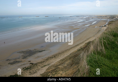 À partir de St viennent de Fresne sur Gold Beach avec le reste de la WW2 port artificiel Mulberry B visible sur la mer Banque D'Images