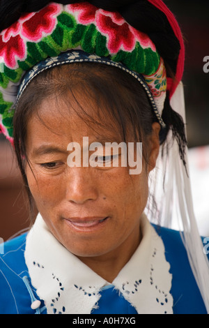 Femme Bai en costume traditionnel, l'élaboration du marché de village, Dali, Yunnan, Chine Banque D'Images