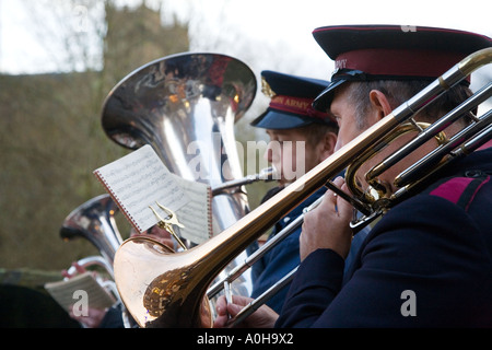 Jouer à l'Armée du salut de la ville de Durham à Noël en Angleterre Banque D'Images