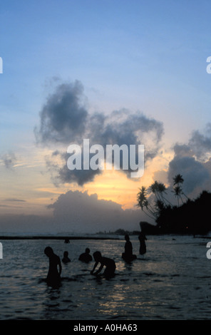 Baigneurs dans l'Océan indien Sri Lanka Unawatuna Banque D'Images