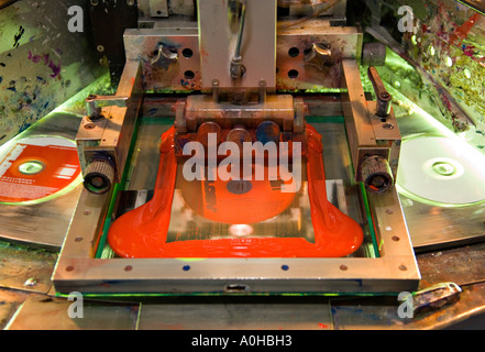 Silk screen label printing of CDs and DVDs Banque D'Images
