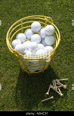 À la recherche vers le bas sur un panier avec des balles de golf sur le green Banque D'Images