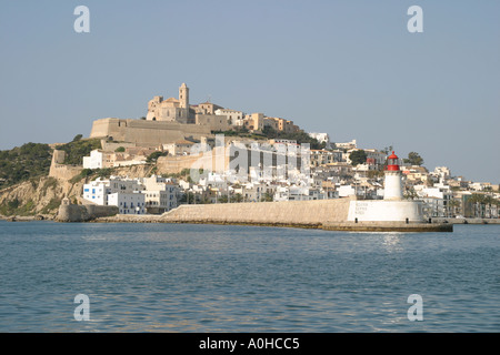 Vue panoramique du port et de la vieille ville d'Eivissa sur l'île d'Ibiza depuis la mer Méditerranée. Banque D'Images