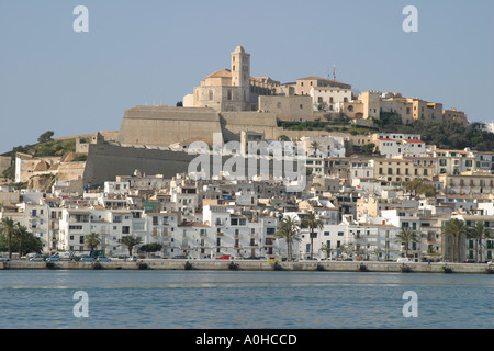 Vue panoramique du port et de la vieille ville d'Eivissa à Ibiza Island à partir de la mer Méditerranée. Banque D'Images