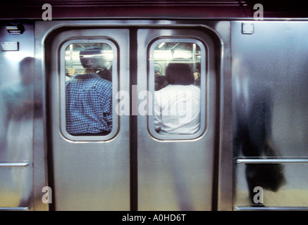 Transports en commun New York City Subway train surpeuplement. Les passagers appuient contre les portes fermées. Métro bondé. Plate-forme de la station. Banque D'Images