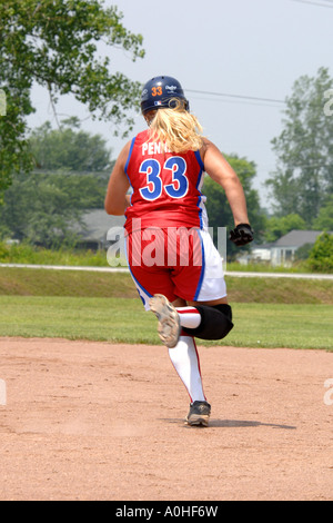 Teenage girl jouant dans un match de ligue majeure Banque D'Images