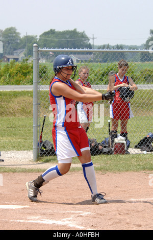 Teenage girl jouant dans un match de ligue majeure Banque D'Images