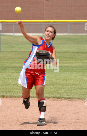 Teenage girl jouant dans un match de ligue majeure Banque D'Images