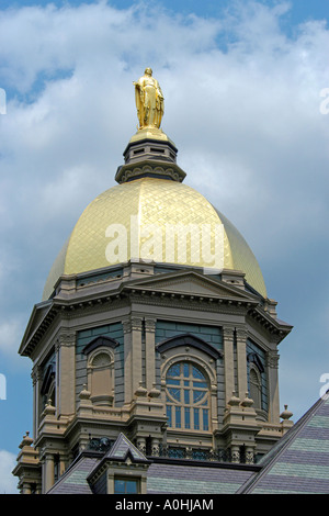 Le dôme doré sur le bâtiment de la faculté à l'Université Notre Dame (Indiana) Banque D'Images