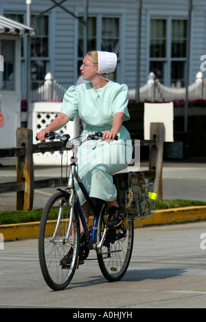 Jeune femme tradiional Amish portant des vêtements d'une bicyclette à Shipshewana, en Indiana Banque D'Images