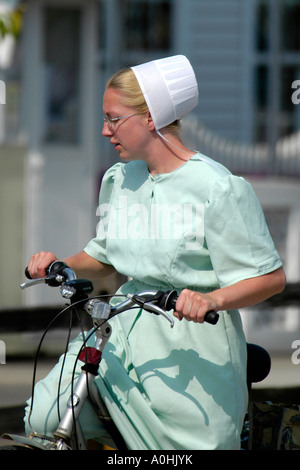 Jeune femme tradiional Amish portant des vêtements d'une bicyclette à Shipshewana, en Indiana Banque D'Images