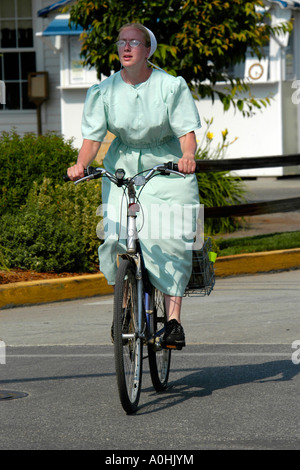 Jeune femme tradiional Amish portant des vêtements d'une bicyclette à Shipshewana, en Indiana Banque D'Images