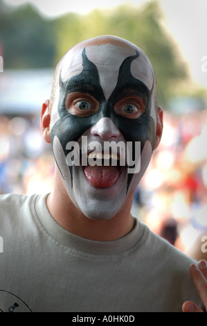 L'homme de l'été à Sundae festival de musique au De Montfort Hall de Leicester, UK, le 14 août 2004 avec visage peint Banque D'Images