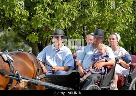 La famille Amish équitation dans un buggy tiré par des chevaux à Shipshewana, en Indiana Banque D'Images