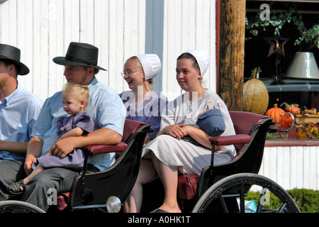 La famille Amish équitation dans un buggy tiré par des chevaux à Shipshewana, en Indiana Banque D'Images